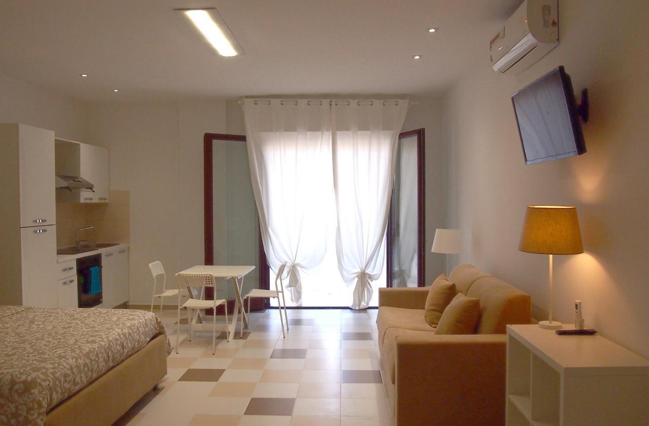 מרטינסיקורו Le Rose Beach & Suites Appartamenti Fronte Mare A Villarosa מראה חיצוני תמונה