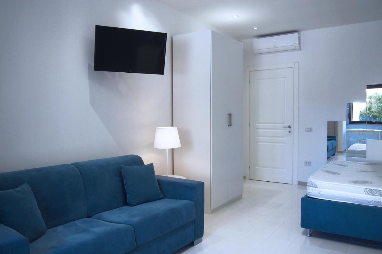 מרטינסיקורו Le Rose Beach & Suites Appartamenti Fronte Mare A Villarosa מראה חיצוני תמונה