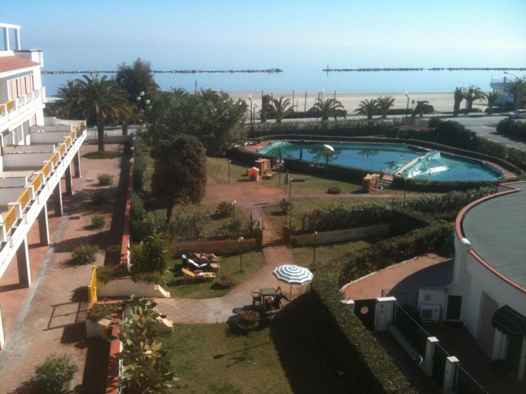 מרטינסיקורו Le Rose Beach & Suites Appartamenti Fronte Mare A Villarosa מראה חיצוני תמונה