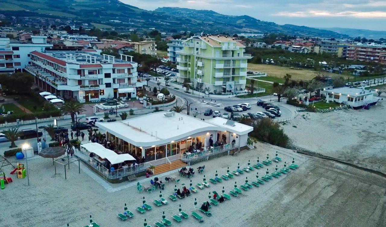 מרטינסיקורו Le Rose Beach & Suites Appartamenti Fronte Mare A Villarosa מראה חיצוני תמונה