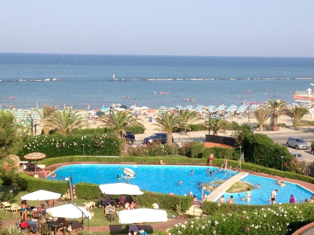 מרטינסיקורו Le Rose Beach & Suites Appartamenti Fronte Mare A Villarosa מראה חיצוני תמונה