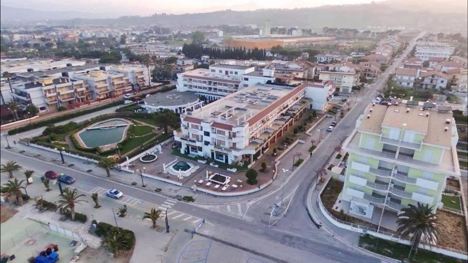 מרטינסיקורו Le Rose Beach & Suites Appartamenti Fronte Mare A Villarosa מראה חיצוני תמונה