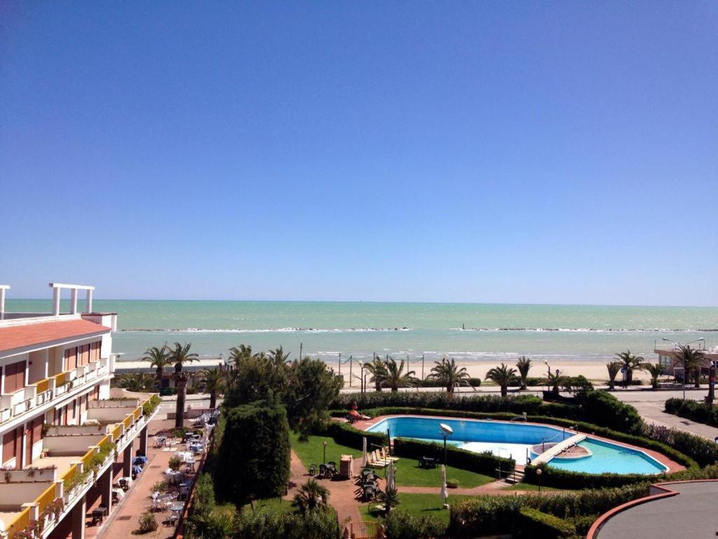 מרטינסיקורו Le Rose Beach & Suites Appartamenti Fronte Mare A Villarosa מראה חיצוני תמונה