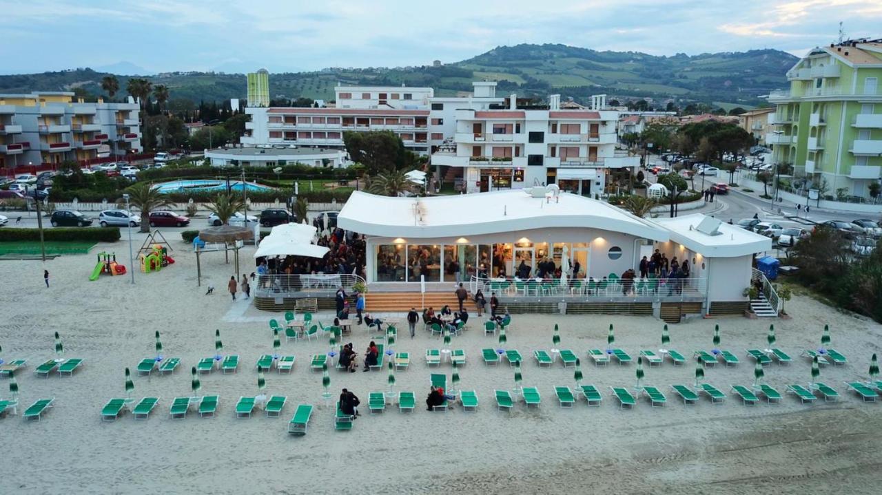 מרטינסיקורו Le Rose Beach & Suites Appartamenti Fronte Mare A Villarosa מראה חיצוני תמונה